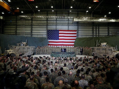 الرئيس الأميركي السابق دونالد ترمب خلال زيارته قاعدة باغرام الجوية في أفغانستان - 28 نوفمبر 2019 - REUTERS