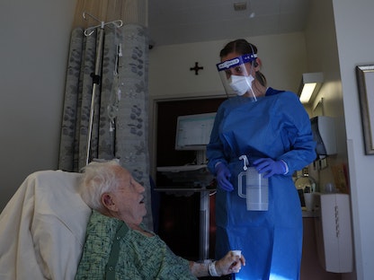 مسن يتلقى الرعاية الطبية بعد إصابته بكورونا داخل غرفة عزل في مستشفى بمدينة ميسيون فيجو بولاية كاليفورنيا- 12 أبريل 2022 - REUTERS