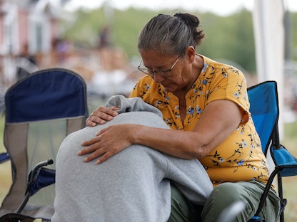 آني ساندرسون تعزي حفيدتها التي كانت قريبة من جلوريا ليديا بيرنز التي راحت ضحية موجة طعن في بلدة جيمس سميث كري نيشن - 5 سبتمبر 2022 - REUTERS