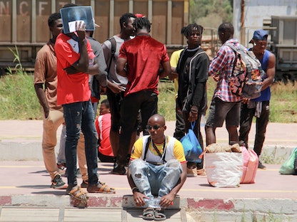 مهاجرون أفارقة في مدينة صفاقس بتونس، 5 يوليو 2023 - AFP