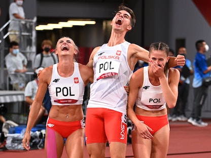 فرحة لاعبي بولندا بالتتويج بذهبية سباق التتابع المختلط 4×400 - REUTERS