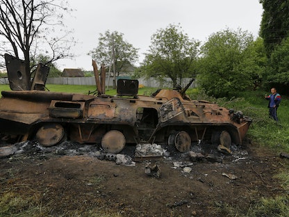 دبابة روسية محطمة في وسط بلدة تروستيانتس المدمرة بعد أن استعادت القوات الأوكرانية السيطرة من القوات الروسية. 30 مارس 2022. - REUTERS