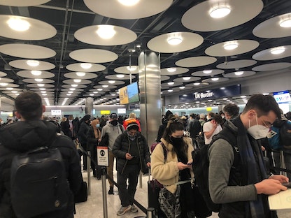 مسافرون يرتدون كمامات في مطار هيثرو بالعاصمة البريطانية لندن- 22 يناير 2021 - PIA JOSEPHSON via REUTERS