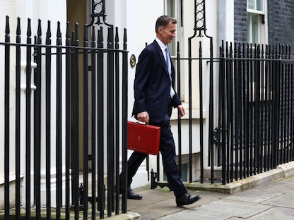 وزير الخزانة البريطاني جيريمي هانت في مقر الحكومة في داونينج ستريت بالعاصمة لندن- 15 مارس 2023 - REUTERS