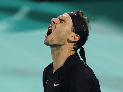 لاعب التنس الإسباني رافاييل نادال يتحسر على خسارته إحدى النقاط - REUTERS