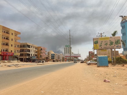 تصاعد الدخان في جنوب الخرطوم وسط القتال الدائر بين قوات الجيش السوداني وقوات الدعم السريع. 10 مايو 2023 - AFP