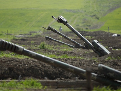 مدفعية أرمنية بالقرب من بلدة مارتوني في ناجورني قره باغ- 8 أبريل 2016 - REUTERS