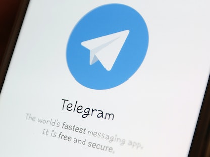 يظهر شعار تطبيق تليجرام على شاشة الهاتف المحمول في هذه الصورة التوضيحية  - REUTERS