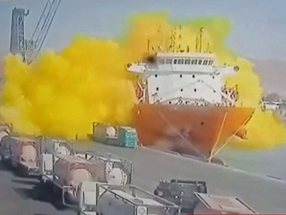 لحظة حدوث تسرب لغاز الكلورين في ميناء العقبة في الأردن - 27 يونيو 2022 - AFP