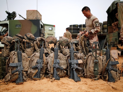 جندي فرنسي يجهز معداته خلال عملي برخان في نداكي بمالي- 28 يوليو 2019 - REUTERS