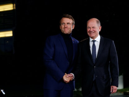 المستشار الألماني أولاف شولتز والرئيس الفرنسي إيمانويل ماكرون خلال لقائهما في برلين - 3 أكتوبر 2022 - REUTERS