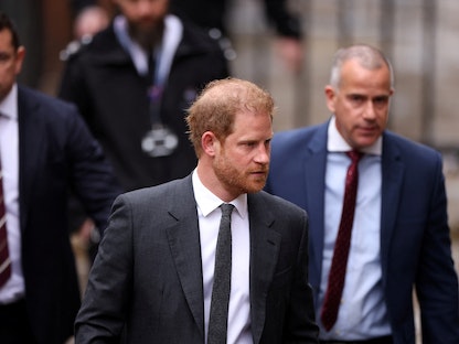 الأمير هاري يمشي خارج المحكمة العليا في العاصمة لندن، بريطانيا - 28 مارس 2023 - REUTERS