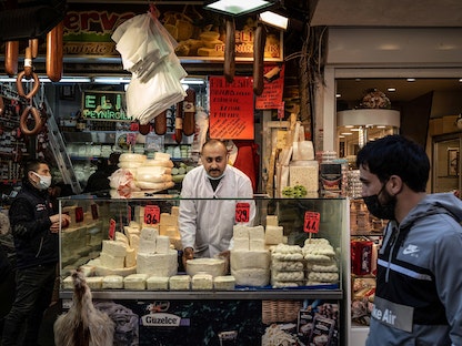 بائع جبن في بازار إسطنبول - 2 فبراير 2021 - Bloomberg