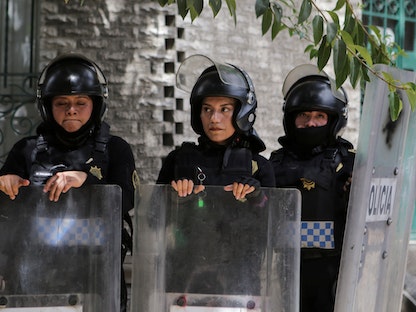 الشرطة المكسيكية خلال تظاهرة بالعاصمة مكسيكو سيتي احتجاجاً على قتل شرطي لفيكتوريا سالازار - 3 أبريل 2021 - REUTERS