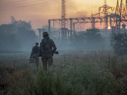 جنديان أوكرانيان خلال دورية في إحدى مناطق مدينة سيفيرودونتسك. 20 يونيو 2022 - REUTERS