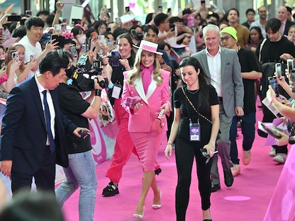 بطلة فيلم Barbie الممثلة الأسترالية مارجوت روبي تحضر حفلاً ترويجياً للفيلم في سول، كوريا الجنوبية. 2 يوليو 2023 - AFP