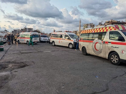 سيارات إسعاف في ميناء طرطوس السوري خلال عملية إنقاذ مهاجرين بعد غرق زورقهم - 22 سبتمبر 2022 - REUTERS