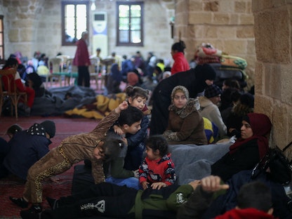 أشخاص يحتمون داخل مسجد بعد الزلزال الذي وقع في مدينة جبلة في سوريا. 9 فبراير 2023 - REUTERS