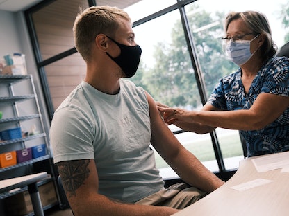 أميركي يتلقى جرعة من لقاح كورونا في إطار حملة التطعيم الواسعة التي تشهدها الولايات المتحدة - 5 أغسطس 2021 - Getty Images