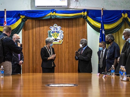 رئيس وزراء جزر سليمان ماناسيه سوغافاري مع وزيرة الخارجية الأسترالية بيني وونج خلال لقائهما في هونيارا - 17 يونيو 2022 - AFP