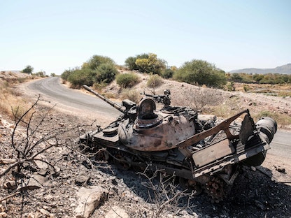 دبابة متضررة على الطريق إلى إقليم تيجراي - إثيوبيا -  22 نوفمبر 2020 - AFP