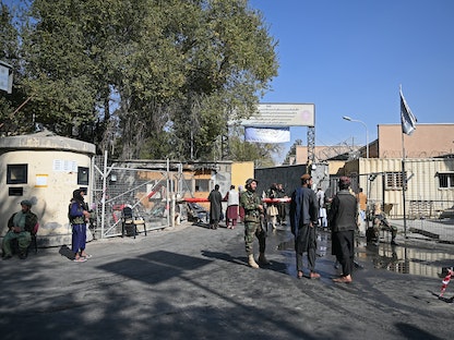عناصر طالبان يحرسون مستشفى سردار في العاصمة كابول بعد هجوم تبناه تنظيم داعش- 3 نوفمبر 2021 - AFP