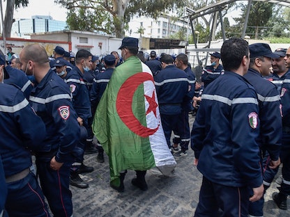 منتسبو الدفاع المدني الجزائري خلال مظاهرة أمام مقر المديرية العامة في العاصمة الجزائر - AFP