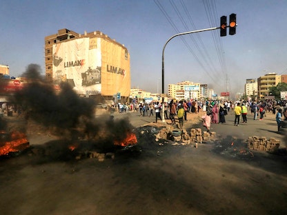 متظاهرون سودانيون يحرقون الإطارات لإغلاق شارع الستين بالعاصمة الخرطوم - 25 أكتوبر 2021 - AFP