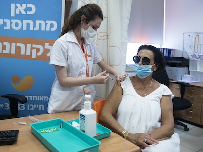 سيدة تتلقى جرعة معززة من لقاح كورونا بأحد مراكز التطعيم في إسرائيل - 1 أغسطس 2021 - Getty Images