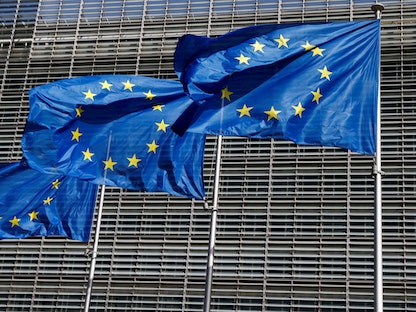 أعلام الاتحاد الأوروبي أمام مقر المفوضية الأوروبية في بروكسل - 17 يونيو 2022 - REUTERS