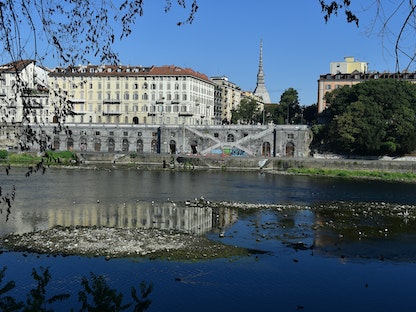 انخفاض منسوب مياه نهر "بو" أطول أنهار إيطاليا بسبب أسوأ جفاف في الـ70عاماً الماضية- 15 يوليو 2022. - REUTERS
