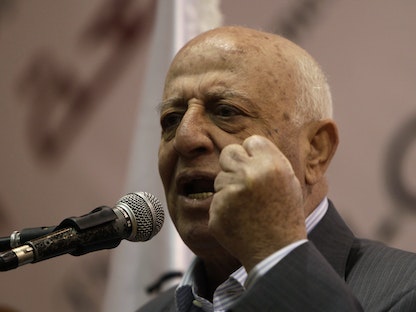 أحمد قريع رئيس الوزراء السابق للسلطة الفلسطينية يتحدث في مؤتمر صحافي في أبوديس بالضفة الغربية بالقرب من القدس المحتلة. 25 يناير 2011 - REUTERS