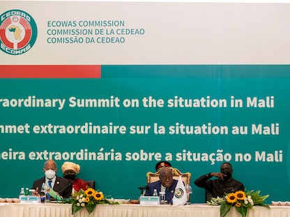 رئيسا غانا والمجموعة الاقتصادية لدول غرب أفريقيا نانا أكوفو أدو (وسط) في قمة الإيكواس حول الوضع في مالي - 30 مايو 2021 - AFP