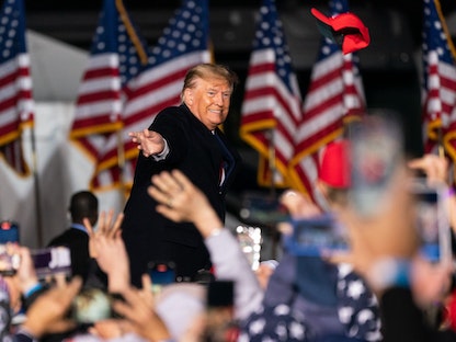 الرئيس الأميركي السابق دونالد ترمب خلال تجمّع انتخابي في جورجيا - 26 مارس 2022 - Bloomberg