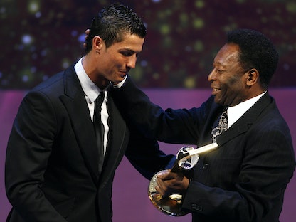 كريستيانو رونالدو البرتغالي (يسار) يتسلم جائزة أفضل لاعب في العالم لعام 2018 من أسطورة كرة القدم البرازيلي بيليه - REUTERS