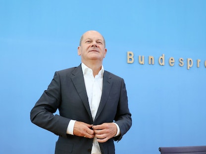  المستشار الألماني أولاف شولتز في مؤتمر صحفي العاصمة الألمانية برلين- 11 أغسطس 2022 - Bloomberg