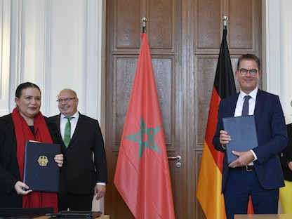 وزير التنمية الألماني جيرد مولر وسفيرة المغرب في برلين زهور العلوي - 10 يونيو 2020 - AFP