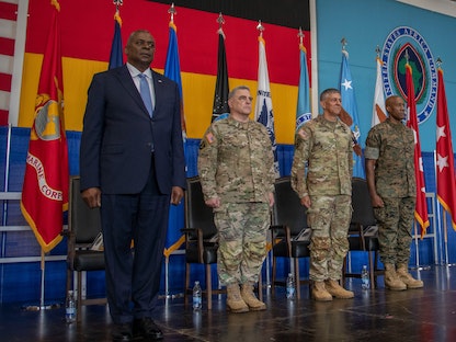 وزير الدفاع الأمريكي لويد أوستن بجانب مسؤولين عسكريين في حفل تنصيب قائد جديد للقيادة العسكرية الأميركية في إفريقيا (أفريكوم) - 9 أغسطس 2022 - twitter.com/USAfricaCommand
