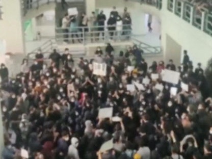 محتجون إيرانيون يهتفون ضد النظام داخل جامعة أمير كبير للتكنولوجيا في طهران، 31 أكتوبر 2022 - REUTERS