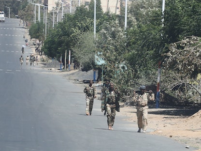 جنود يرتدون زي الجيش الإريتري يسيرون في بلدة بيزيه بإثيوبيا - 14 مارس 2021 - REUTERS