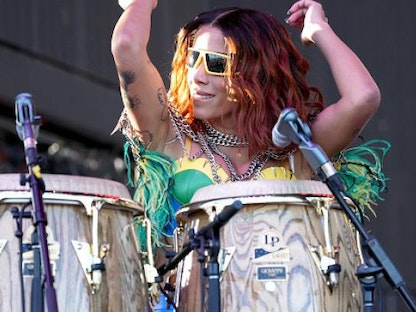  المغنية البرازيلية أنيتا ترتدي ملابس بألوان علم بلادها 