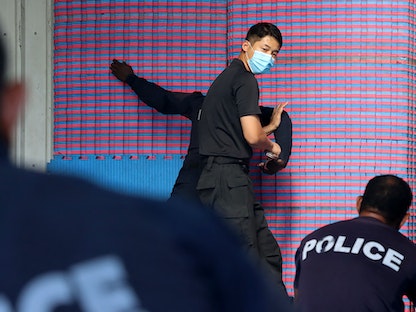عنصر صيني يدرّب شرطيين في جزر سليمان - 29 مارس 2022 - AFP