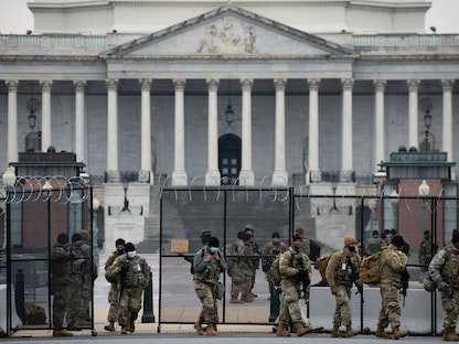 عناصر من الحرس الوطني أمام مبنى الكونغرس - 15 فبراير 2021 - Bloomberg