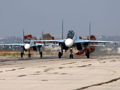 طائرات حربية روسية من طراز سوخوي على مدرج في قاعدة حميميم - 3 أكتوبر 2015 - AFP