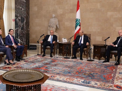 رؤساء الجمهورية والحكومة والمجلس النيابي اللبنانيين خلال لقائهم بالوسيط الأميركي لترسيم الحدود البحرية بين لبنان وإسرائيل أموس هوشستين في القصر الرئاسي في بعبدا. 1 أغسطس 2022 - REUTERS