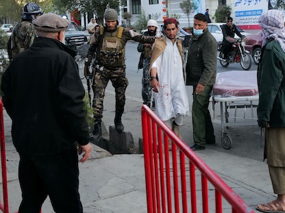 مقاتلون من طالبان بينهم مصاب خلال انفجار ضرب المستشفى العسكري في العاصمة الأفغانية كابول- 2 نوفمبر 2021 - REUTERS
