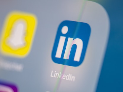 شعار تطبيق الشبكة الاجتماعية المهنية "لينكد إن" على شاشة هاتف ذكي - AFP