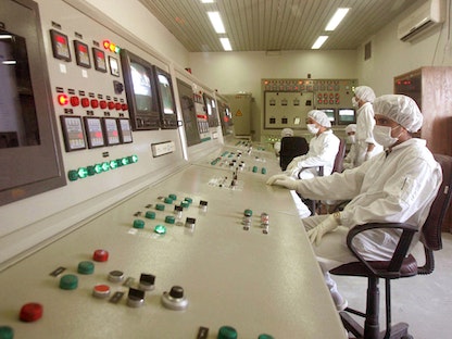 فنيون من منظمة الطاقة الذرية الإيرانية يشرفون في غرفة تحكم على استئناف الأنشطة في منشأة تحويل اليورانيوم في أصفهان - X80002