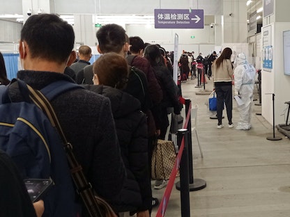 ركاب يصلون على متن رحلات دولية ينتظرون ضمن طابور في مطار تشنغدو بالصين. 6 يناير 2023 - REUTERS