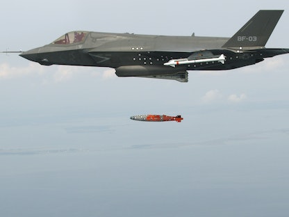 مقاتلة أميركية من طراز "إف 35" تطلق صاروخاً خلال اختبار في ولاية ماريلاند - 8 أغسطس 2012 - REUTERS
